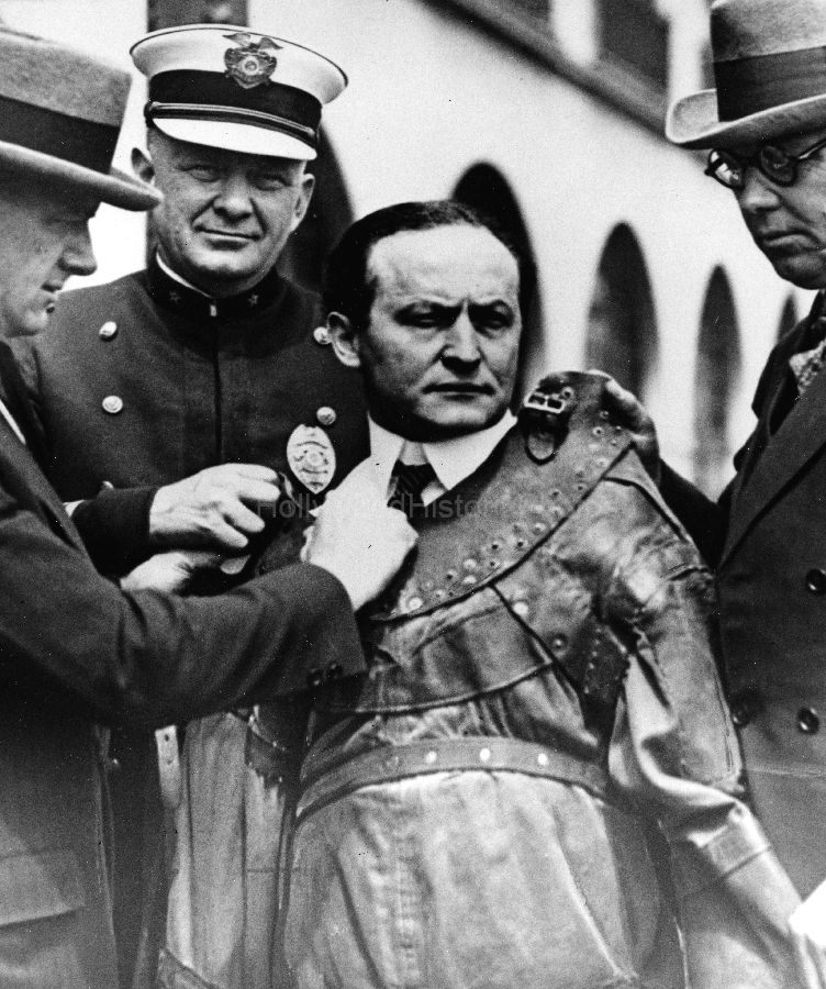 Harry Houdini 1922  WM.jpg